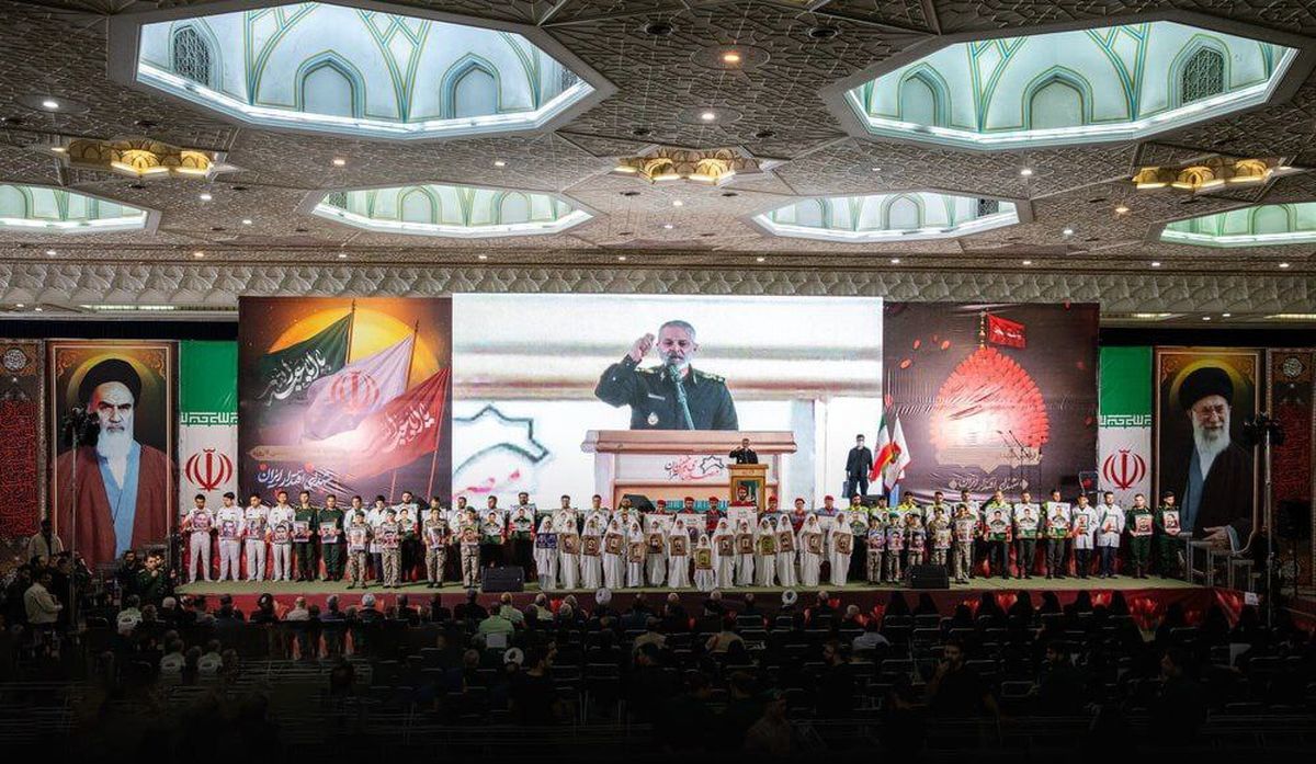 تصاویری متفاوت از امیر سرلشکر موسوی در مراسم اربعین شهدای اقتدار