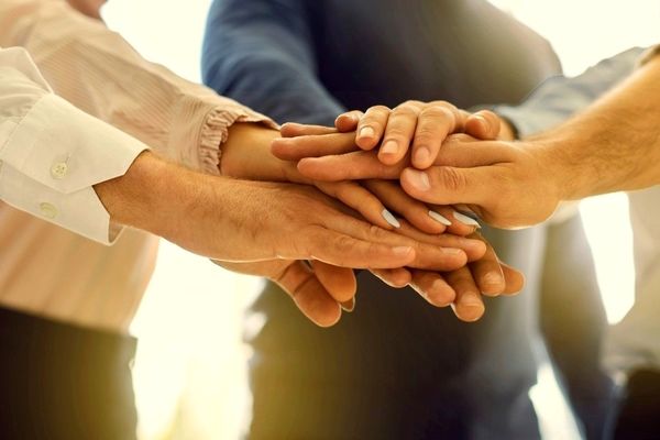 نقش نرم‌افزارهای VoIP در مدیریت دورکاری مراکز تماس: مزایا، ابزارها و تحول آینده