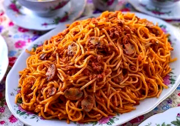 یک فاجعه/ فروش غذا به صورت لقمه‌ای/ یک لقمه ماکارونی ۳۰۰ هزار تومان!