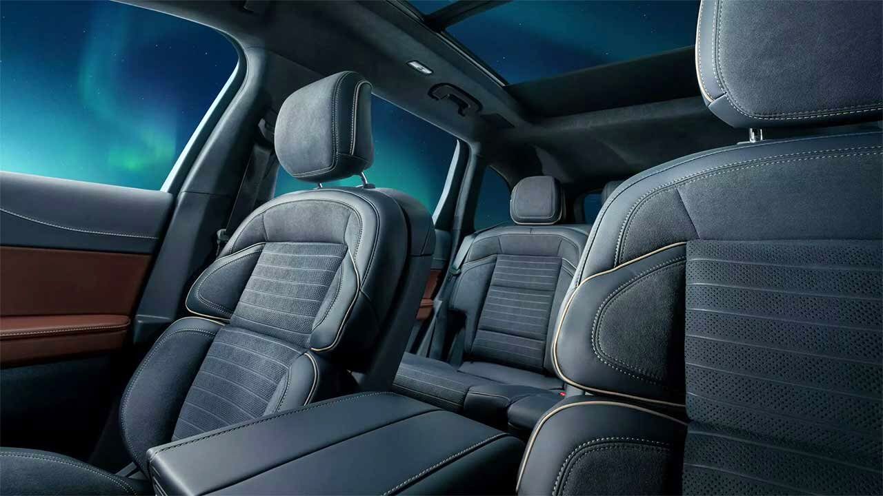 شفق قطبی در کابین خودرو!