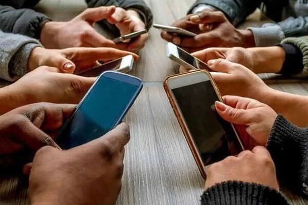 سقوط آزاد فروش گوشی تلفن‌همراه/ رمضان: قیمت گوشی دو برابر شده است؛ مردم به سمت خرید گوشی دست‌دوم رفته‌اند