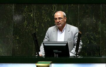 ادعای جنجالی یک نماینده مجلس بر روی آنتن زنده: همتی را روی دلار ۱۲۰ هزار تومان استیضاح کنید