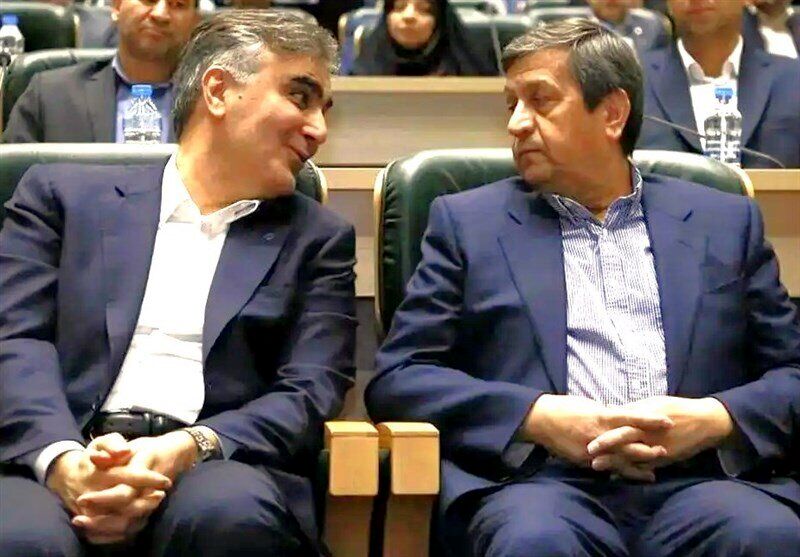 دلار رکورد تاریخی را شکست/ فرزین و همتی مسئولیت گرانی دلار را گردن می‌گیرند؟
