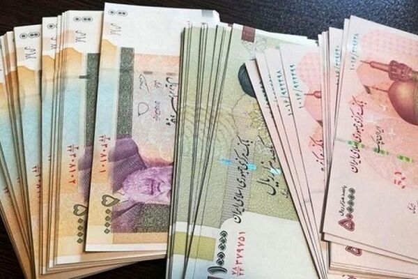 ریختن پول ایرانی در سطل زباله توسط فروشنده عرب/ ویدئو
