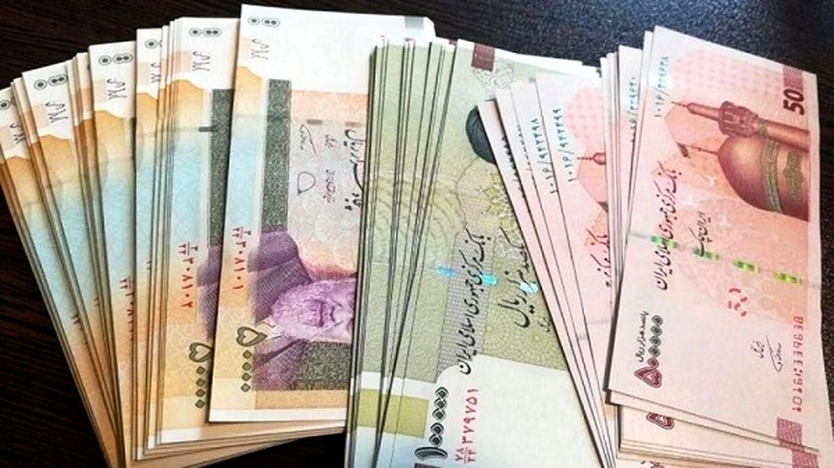 ریختن پول ایرانی در سطل زباله توسط فروشنده عرب/ ویدئو
