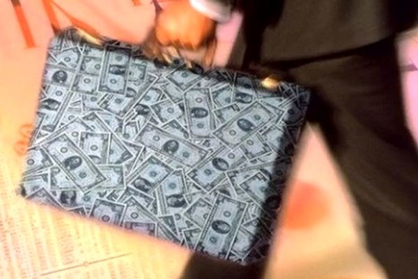 گلرنگ؛ سلطان وام گرفتن از بانک های ایران