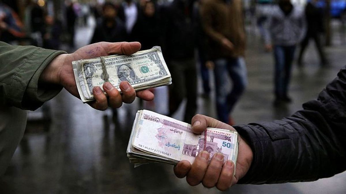 احتمال بازگشت نرخ ارز به پله ۵۰ هزار تومان وجود دارد