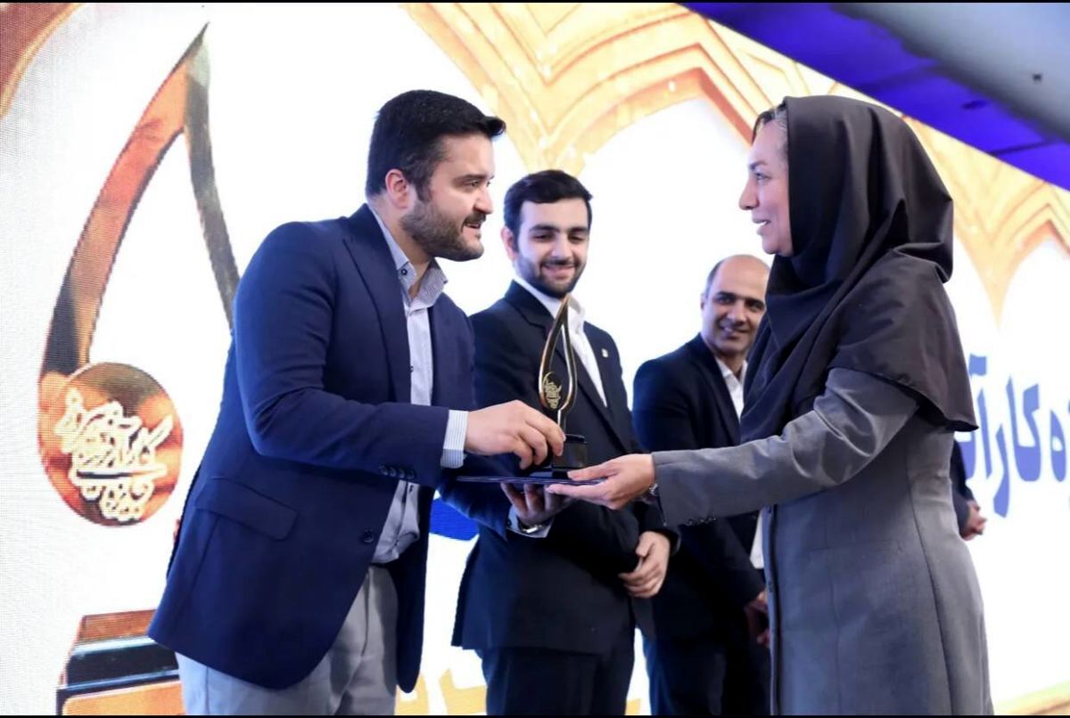 جایزه پیروز اهدا شد
