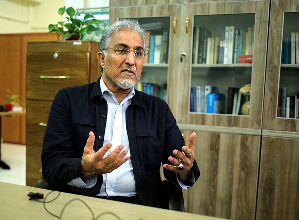 راغفر: دلار را به بالای ۱۱۰ هزار تومان می رسد/ نظام باید بین بقای خودش و بقای مافیاها یکی را انتخاب کند
