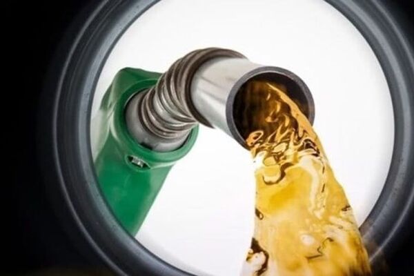 قیمت بنزین سوپر وارداتی به قیمت روز آن بستگی دارد
