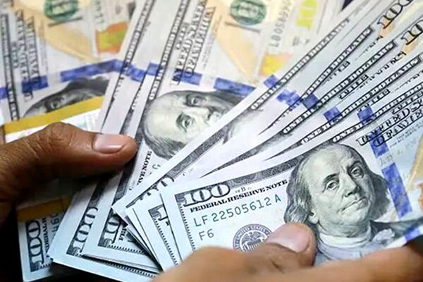 قیمت فروش دلار در بازار آزاد اعلام شد

