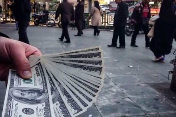 گزارش میدانی از بازار ارز؛ تلاش دلالان برای فروش
