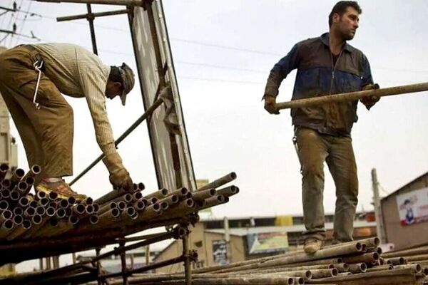 قطع بیمه ۳۰۰ هزار کارگر ساختمانی؛ وضعیت معیشتی کارگران بحرانی است
